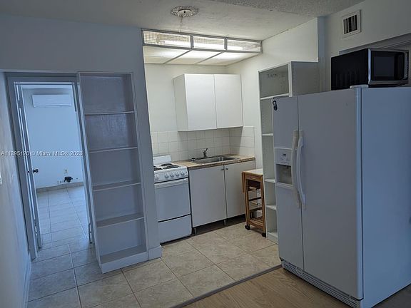 2nd image of 1078 W 42nd Pl #37