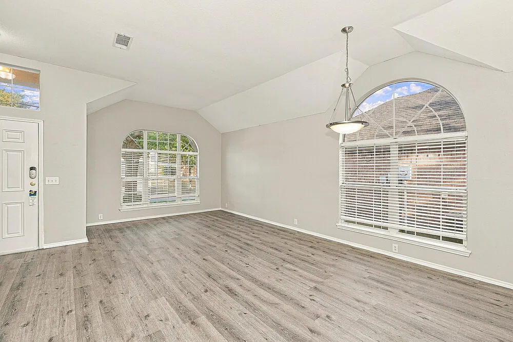 3 bed, 2.0 bath, 1888 sqft, $2,180 — Photo 4