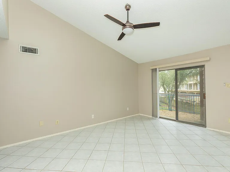 7128 N Holiday Dr — Photo 11