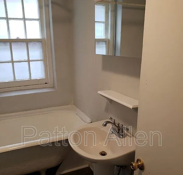 116 E Chestnut St #16 — Photo 8