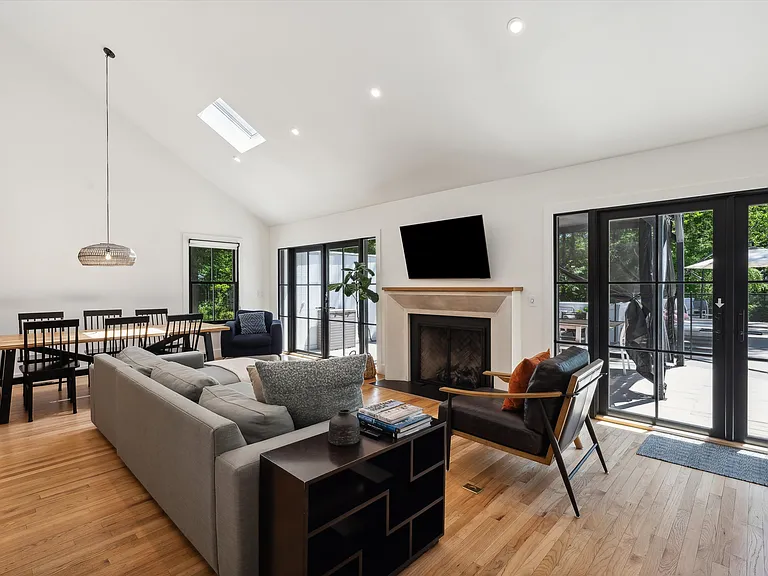 15 Tyrone Dr — Photo 8