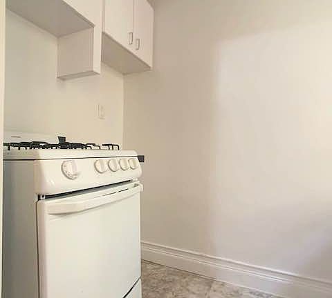 3rd image of 111 E 21st St #33