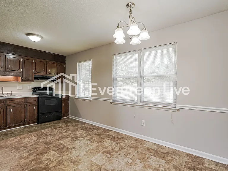 2665 Barclay St — Photo 5