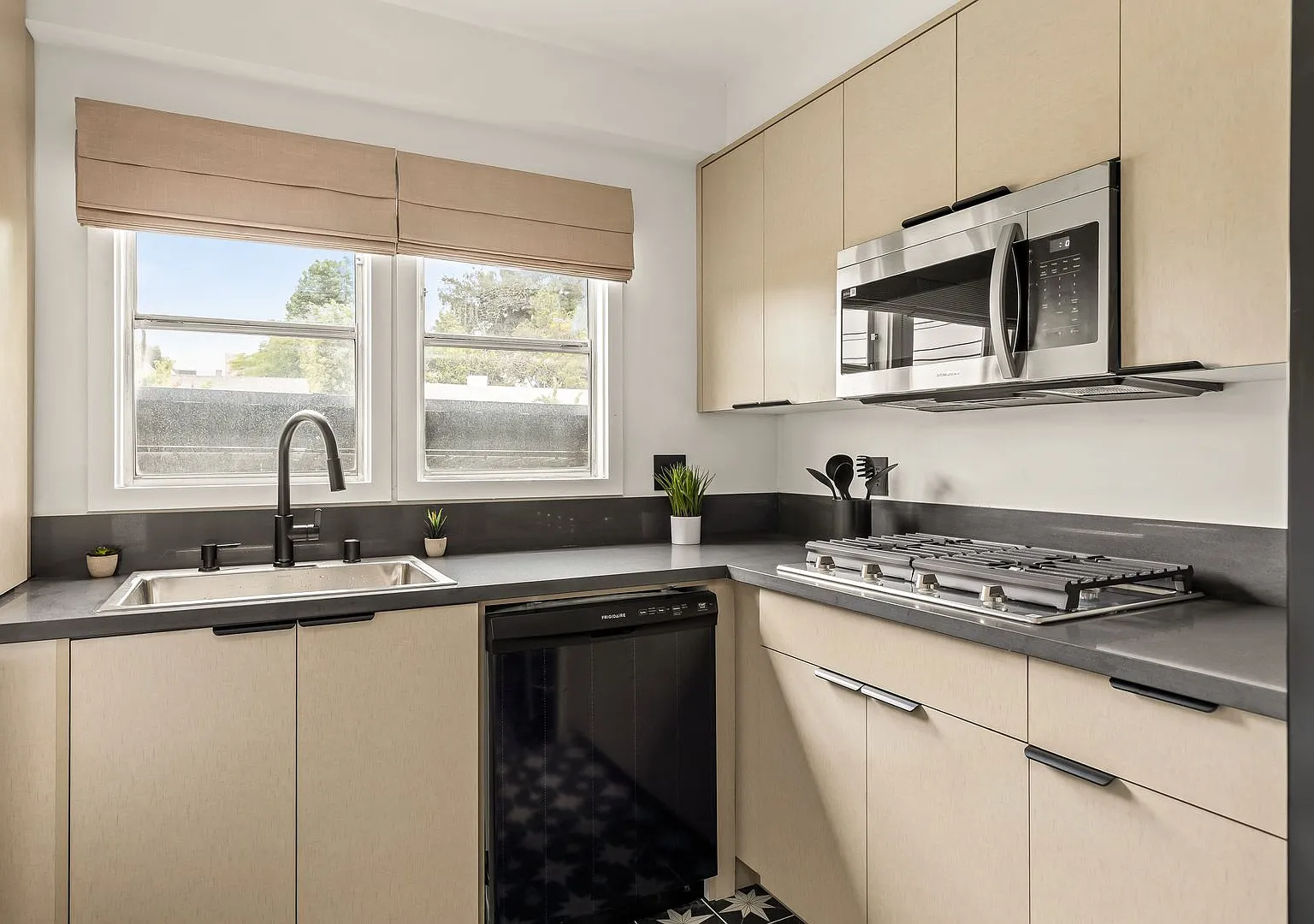 A 4 Bedroom, 3 Bathroom apartment with common areas and a fully functional kitchen at 1476 Malcol... — Photo 4
