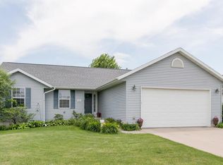 1011 Ashford Dr NE, Cedar Rapids, IA 52402