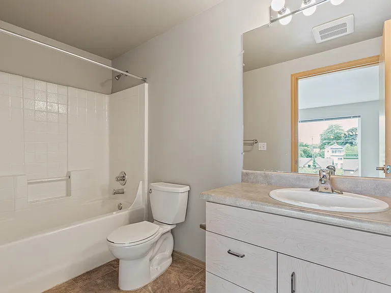 5200 Roosevelt Way NE #403 — Photo 12