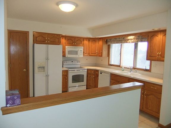 5th image of 16430 Sharon Ct