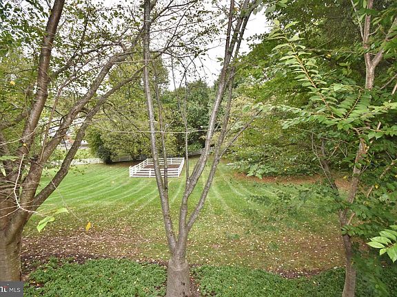 5th image of 7510 Foxview Dr