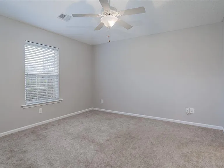 129 Crickhollow Cir — Photo 3