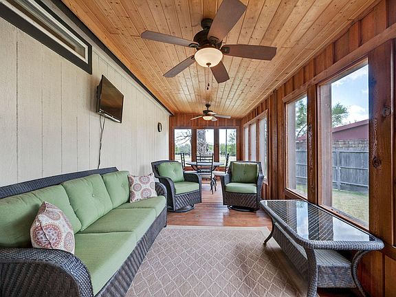 4th image of 412 Leaning Oak Ln