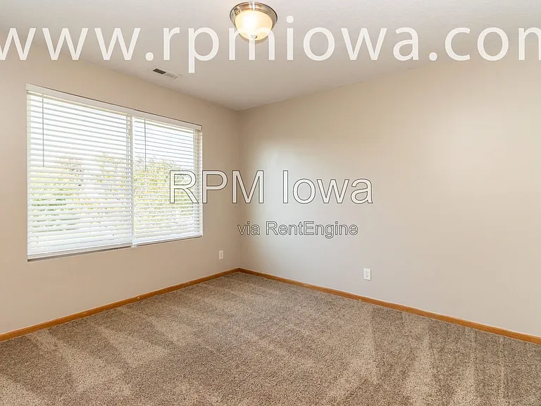 770 SE Harper Dr — Photo 9