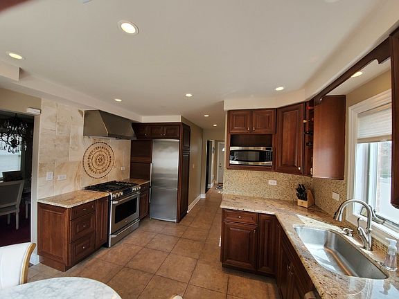 3rd image of 1924 N 75th Ct