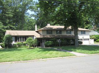 5 Fairway Ct, Edison, NJ 08820
