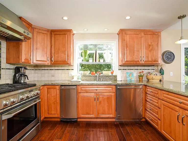 1228 Lantern Ct — Photo 12
