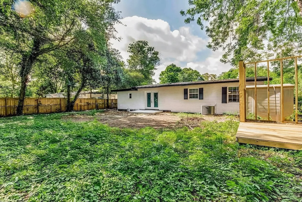 3-Bedroom Home + Bonus Flex Space & Fenced Yard | $1,600/Month — Photo 3