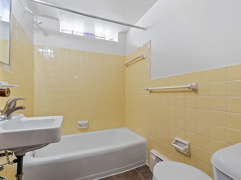 Colonial Court — Photo 10