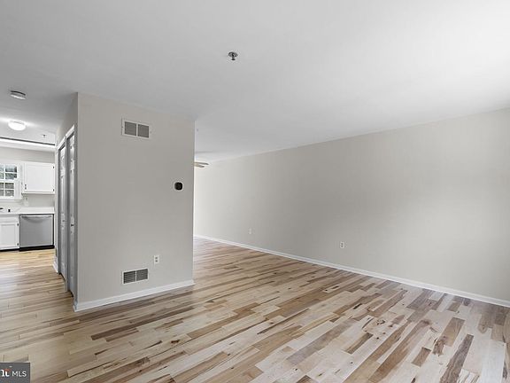 4th image of 129 N Towne Ct