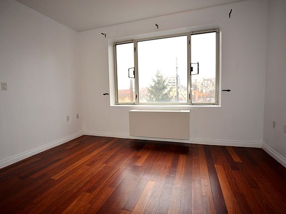 3rd image of 3085 Vernon Blvd #K3
