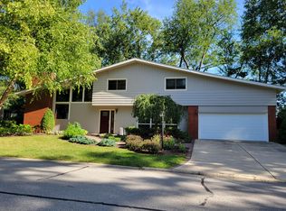 1557 Sherwood Dr, Valparaiso, IN 46385