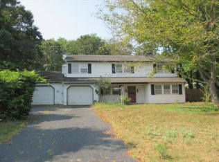 12 Glenmere Ln, Coram, NY 11727