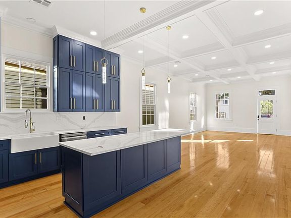 5th image of 422 Homer St