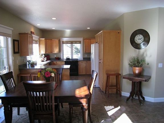 9ft ceilings, maple, Corian, gas appl, breakfast bar, dining area, tile