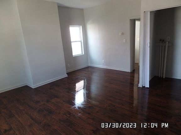 4th image of 559 Woodlawn Ave #559