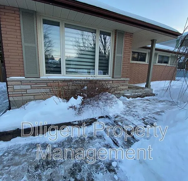 369 Applegrove Ave #LOWER — Photo 36