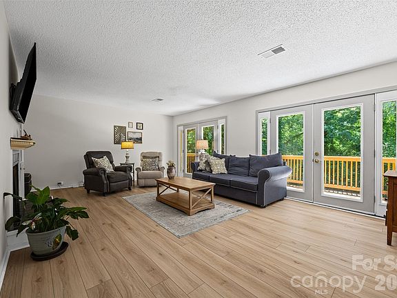 5th image of 2 Five Oaks Ln #2