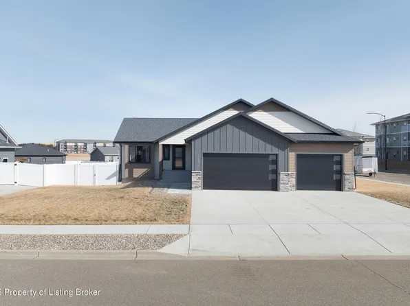1232 45th Ave W, Dickinson, ND 58601
