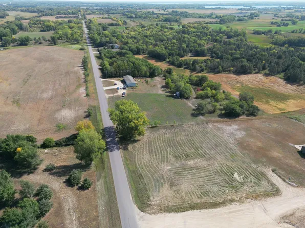 26th St NE, New London, MN 56273