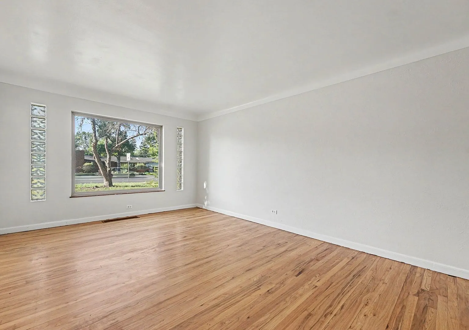 Charming 3-Bedroom Home with Large Fenced Yard & Detached Garage — Photo 2
