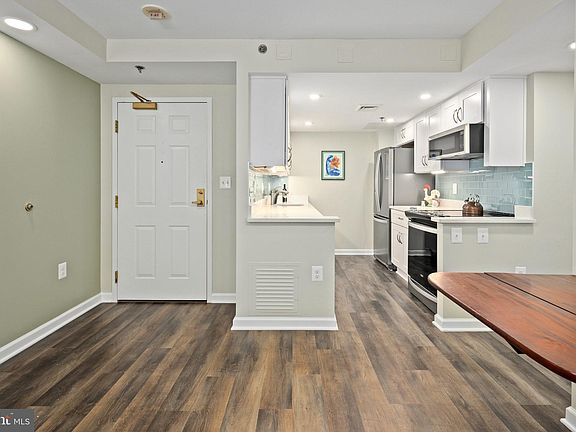 4th image of 900 N Taylor St APT 607