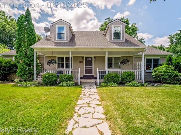 4375 Island Park Dr, Waterford, MI 48329