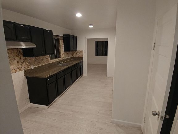 2nd image of 1106 La Puerta St