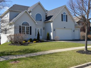 764 E Thornwood Dr, South Elgin, IL 60177