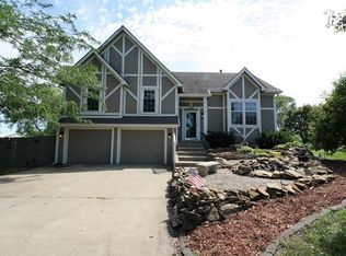 722 S Bittersweet Ct, Lansing, KS 66043