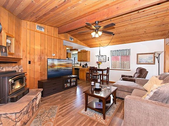 3rd image of 909 Pine Ln
