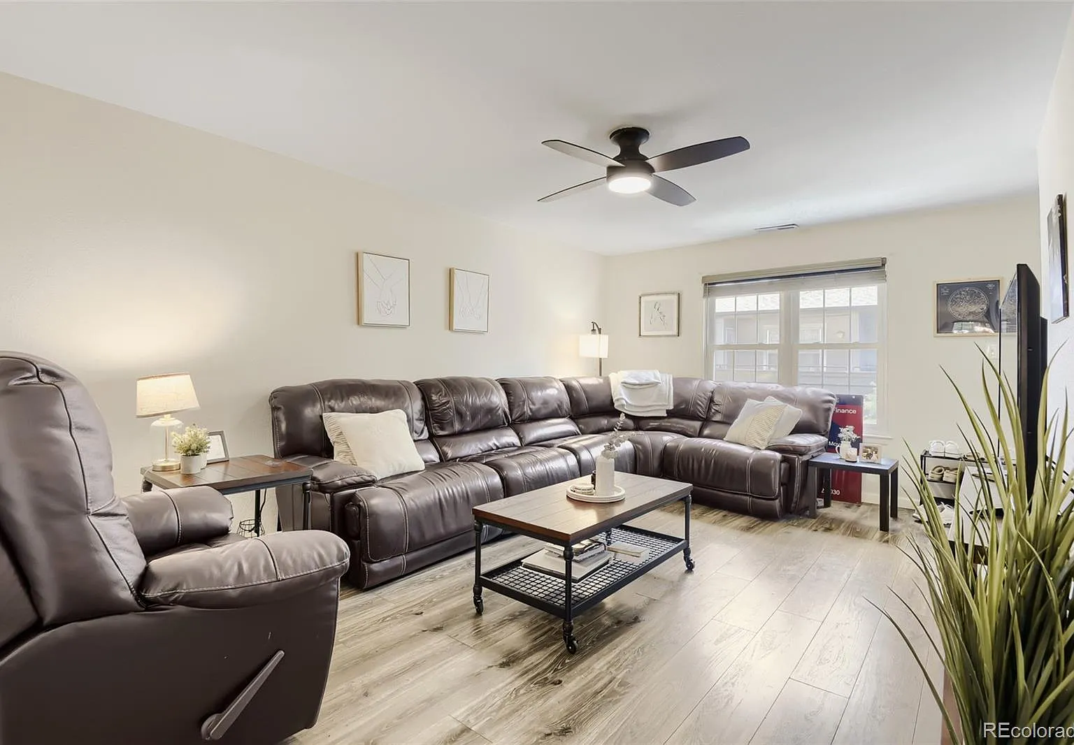 Glenn Oaks Condos — Photo 4