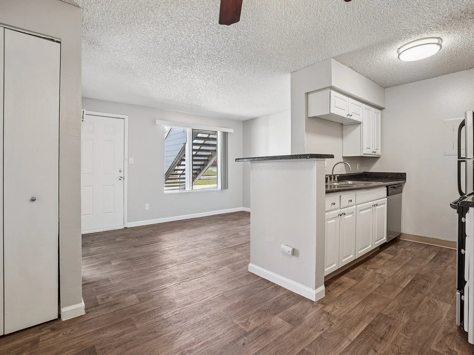 Windmill Apartments — Photo 3