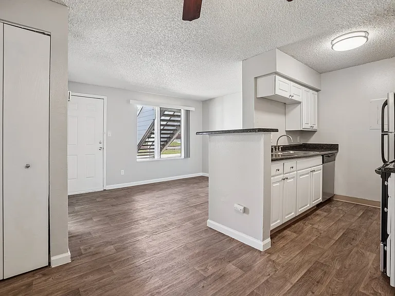 Windmill Apartments — Photo 3