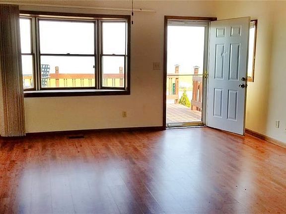 3rd image of 4528 Edgewater Dr