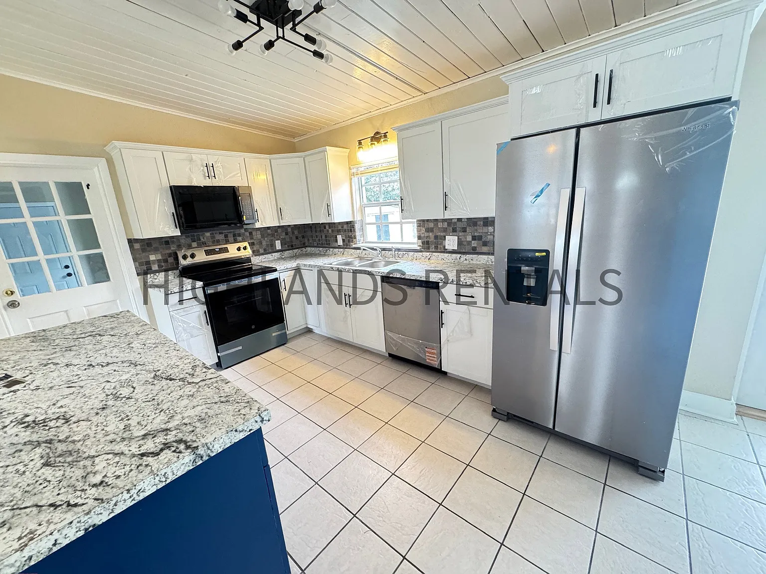 Modern 3/1 Home With Large Fenced in Yard — Photo 3