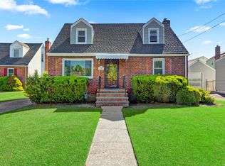 352 Herricks Rd, Mineola, NY 11501