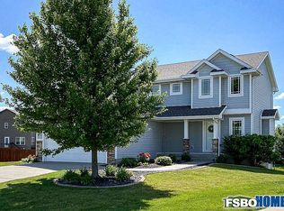 9404 Davis Dr, West Des Moines, IA 50266