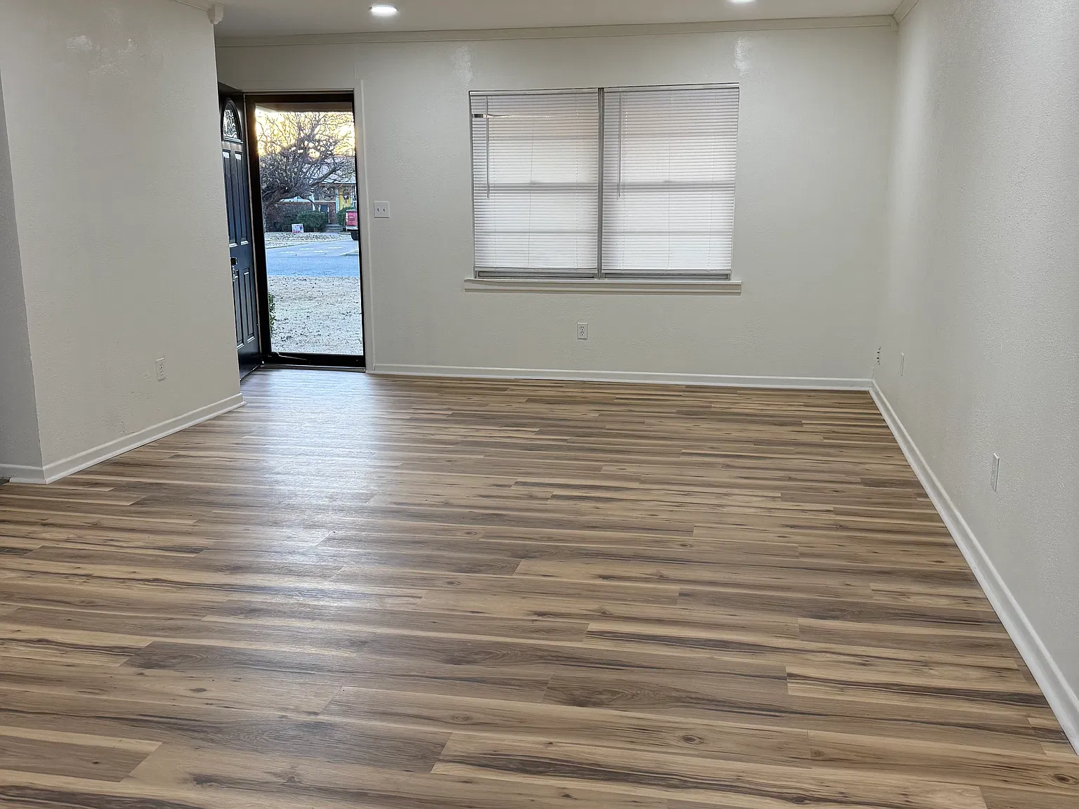 3 bed, 1.5 bath, 1390 sqft, $1,600 — Photo 2