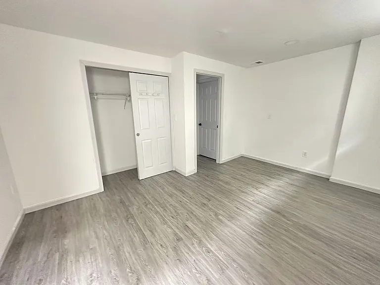 915 Washington Av — Photo 5