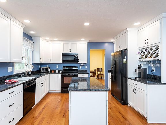 3rd image of 1056 S Dogwood Dr