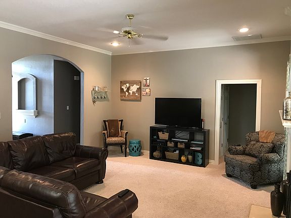 5th image of 705 Greenbriar Dr