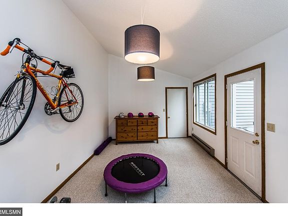 This room, because it's heated, also offers the opportunity to use it as you like... 2nd Family Room? Office? Work out room? Art studio....?